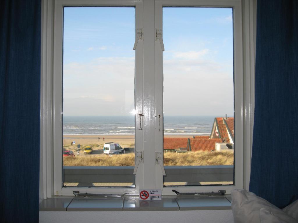 Single Room with Shared Bathroom